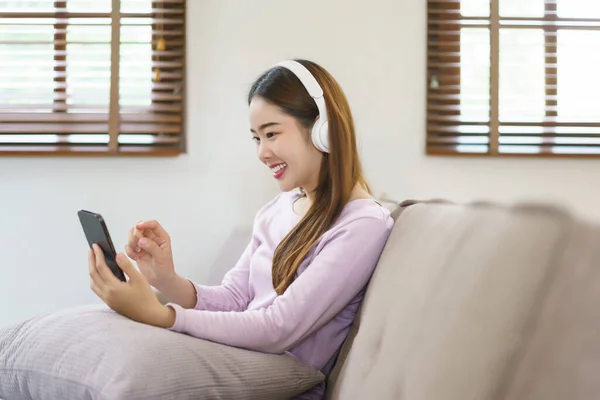 Women Wearing Headphone Listening Music Chatting Smartphone Lifestyle Home — Stock Photo, Image