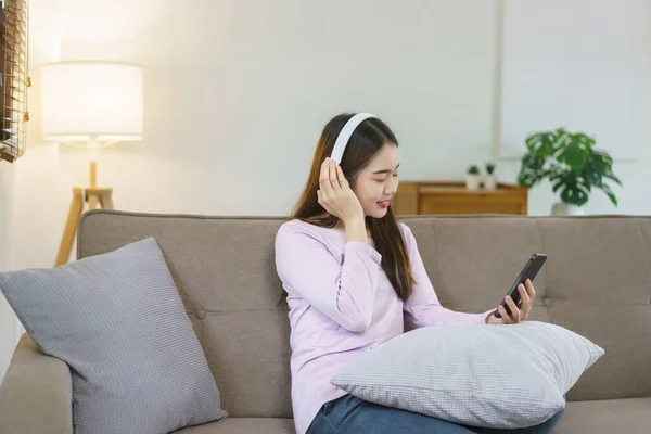Women Sitting Sofa Wearing Headphone Listening Music Smartphone Lifestyle Home — Stock Photo, Image