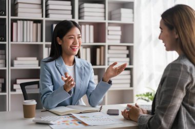 İş kadını, ofis ortağıyla yeni iş ve finans projesi hakkında tartıştı.