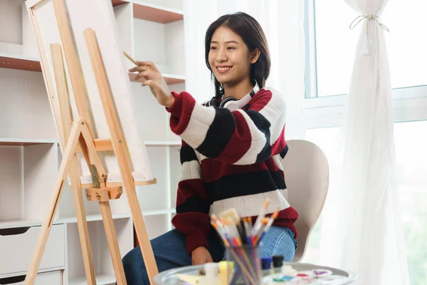 Concepto Arte Artista Femenina Asiática Suéter Utilizar Pincel Pintura Para — Foto de Stock