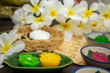 Thai tatlı konsepti, Hindistan cevizi soslu Tayland pudingi ve ahşap masada parlak yapışkan pirinç..