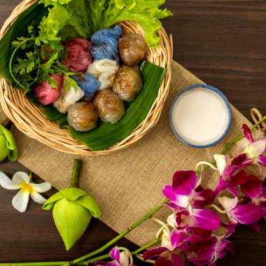 Thai tatlı konsepti, Tayland hindistancevizi sütü muhallebi ve domuz etli tapyoka topları..