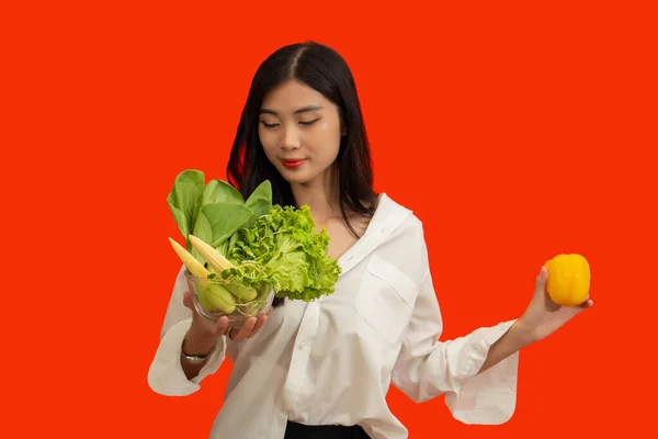 Concepto Vegetariano Mujer Sana Sostener Pimiento Tazón Verduras Frescas Sobre — Foto de Stock