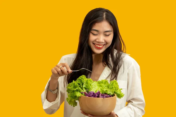Conceito Vegetariano Mulher Saudável Comendo Mistura Salada Legumes Frescos Fundo — Fotografia de Stock