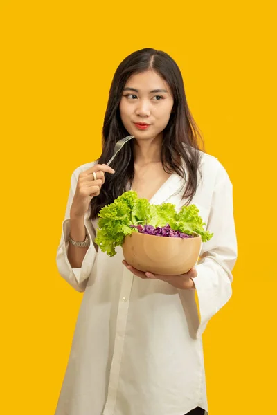 Conceito Vegetariano Mulher Saudável Comer Alface Repolho Roxo Fatiado Tigela — Fotografia de Stock