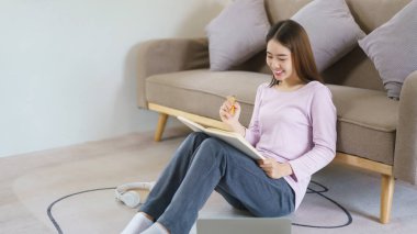 Kadınlar iş planlarını düşünürken evde dizüstü bilgisayarla çalışırken not yazmayı planlıyorlar..