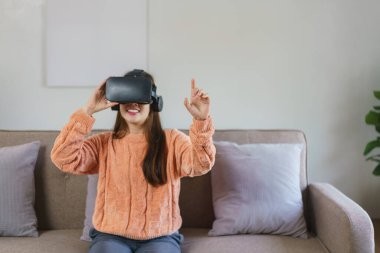 Kadınlar havaya dokunarak sanal gerçeklik gözlüğü ve video oyunları izlemenin tadını çıkarıyorlar..