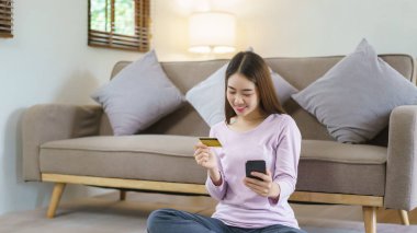 Kadınlar internet üzerinden alışveriş yaparken akıllı telefon ve kredi kartı kullanırlar..