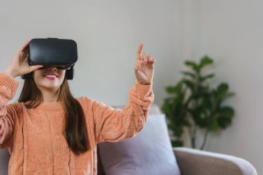 Kadınlar havaya dokunarak sanal gerçeklik gözlüğü ve video oyunları izlemenin tadını çıkarıyorlar..