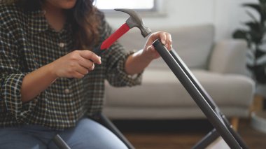 Kadınlar yeni ev için mobilya yaparken sandalye montajı ve onarımı için çekiç teçhizatı kullanıyorlar.