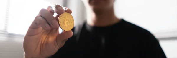 Ung Man Som Håller Gyllene Cryptocurrency Bitcoin För Framtida Livsstil — Stockfoto