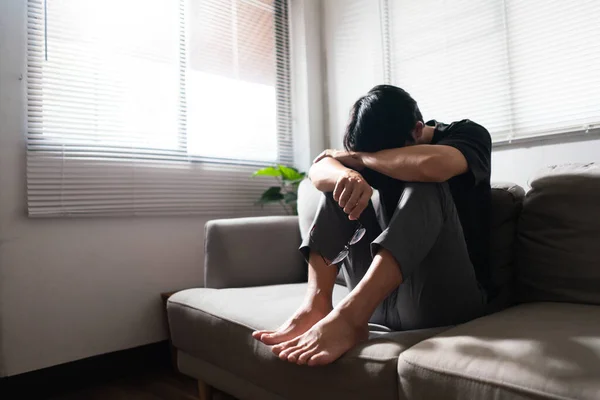 Mężczyzna Zaburzeniami Psychicznymi Siedzi Kanapie Spoczywa Rękach Depresją — Zdjęcie stockowe