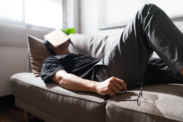 Pria Dengan Masalah Kesehatan Mental Berbaring Sofa Yang Nyaman Dan — Stok Foto