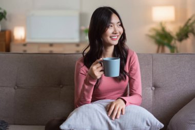 Kadınlar kanepede oturup kahve içerken ve dışarıyı seyrederken evde rüya gibi bir hayat sürüyorlar..