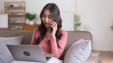Akıllı telefondan konuşan ve iş verilerini bilgisayarda yazan kadınlar, evde yaşam tarzıyla çalışıyorlar..
