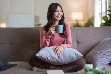 Kadınlar kanepede oturup kahve içerken ve dışarıyı seyrederken evde rüya gibi bir hayat sürüyorlar..