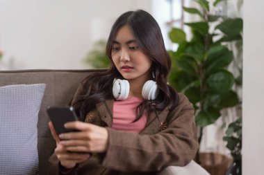 Kadınlar sosyal medyada sörf yapmak için kanepede, akıllı telefonlarda ise eğlence için rahat rahat oturuyorlar..