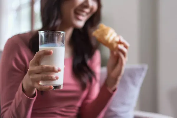 Женщины Досуга Диване Пить Молоко Хлеб Здоровой Едой Образе Жизни — стоковое фото