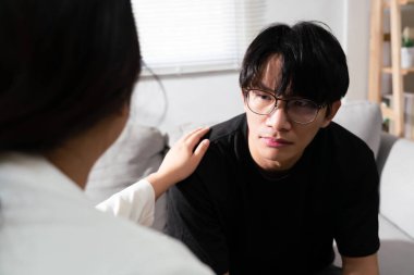 Psikolog kadın terapi merkezinde akıl sağlığı sorunu olan erkeklere danışmanlık yapıyor ve onları teşvik ediyor..