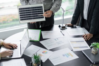 Alternatif enerji çevre iş ekibi güneş pili paneli ve proje belgesi hakkında tartıştı.
