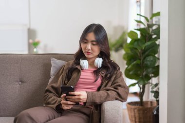 Kadınlar sosyal medyada sörf yapmak için kanepede, akıllı telefonlarda ise eğlence için rahat rahat oturuyorlar..