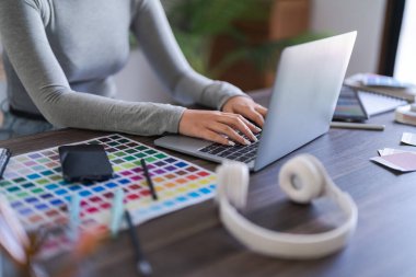 Grafik tasarımcı kadınlar teknolojiyle grafik tasarımı hakkında çalışırken dizüstü bilgisayarda veri yazıyorlar..