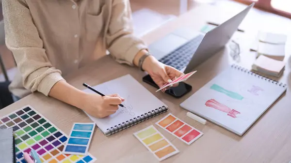 Projektantki Mody Wybierają Próbki Kolorów Szkicowania Papierze Dla Kreatywnej Nowej — Zdjęcie stockowe