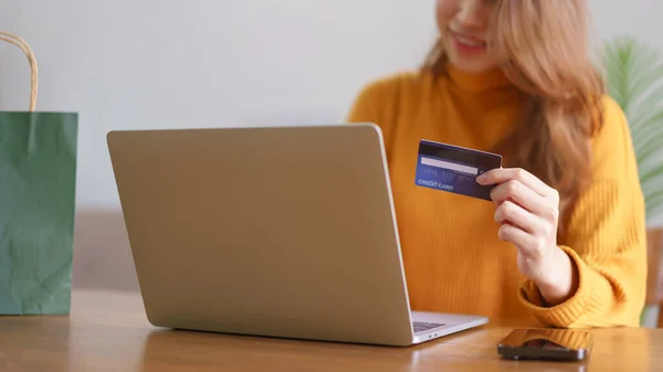 家庭の概念からの仕事 ビジネスマンはオンラインショッピングにラップトップ上のクレジットカードデータを入力しています ロイヤリティフリーのストック画像