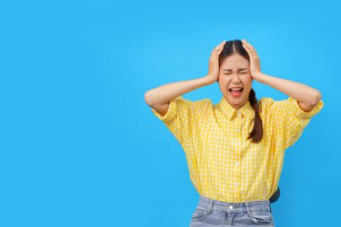 Kadınlar başlarını tutarken, açık mavi arka planda boş bir alan hissediyorlar..