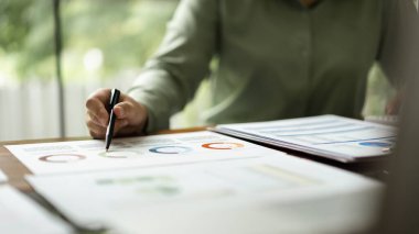 Kadın muhasebeci, iş dünyasının finansmanı ve notları ile ilgili analizleri incelemek için belge okudu.