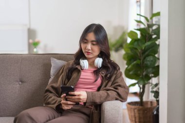 Kadınlar sosyal medyada sörf yapmak için kanepede, akıllı telefonlarda ise eğlence için rahat rahat oturuyorlar..