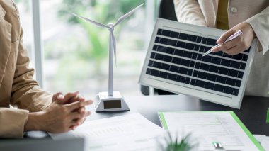 Alternatif enerji ortamı işadamları güneş pili paneli gelecek projesini açıklıyorlar.