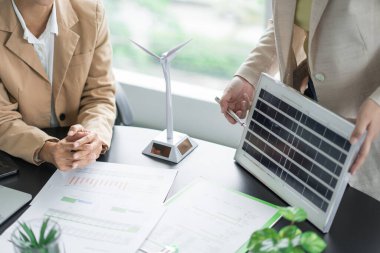 Alternatif enerji ortamı işadamları güneş pili paneli ve yenilenebilir enerji hakkında açıklama yapıyor.