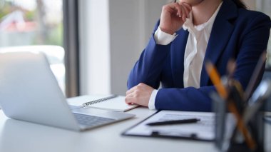 İş kadınları yeni iş dünyasının finansal verilerini okumak ve strateji yatırımları ve işyerindeki yeni başlangıç projesiyle ilgili yönetimi analiz etmek için dijital dizüstü bilgisayarlı teknolojiyi kullanıyorlar.