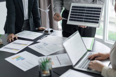 Alternatif enerji çevre iş ekibi güneş pili paneli ve proje belgesi hakkında tartıştı.