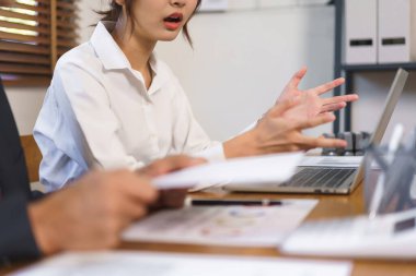 İş analizi konsepti, kadın çalışanın bilgisayardaki iş verilerini yöneticiye açıklaması.