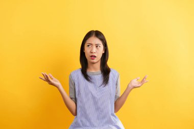 Kuşkulu bakışlar atan genç kadınlar, sarı arka planda neden olduğunu sorarak iki elini de açarlar..