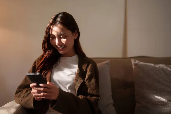 Young Asian Women Using Technology Smartphone Surfing Social Media Entertainment ロイヤリティフリーのストック画像