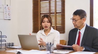 İş analizi konsepti, kadın çalışanın bilgisayardaki iş verilerini yöneticiye açıklaması.