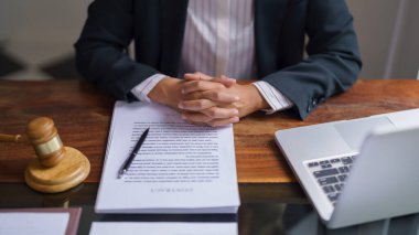 Hukuki anlaşma ve dizüstü bilgisayarla ilgili iş sözleşmelerini okumak için avukat kadın konsantrasyonu.