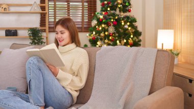 Kış tatili konsepti. Kadınlar rahat koltuklarında kitap okuyup kahve içiyorlar..