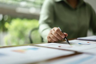 Kadın muhasebeci, iş dünyasının finansmanı ve notları ile ilgili analizleri incelemek için belge okudu.