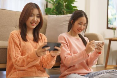 Arkadaşlık konsepti, LGBT lezbiyen çifti akıllı telefondan eğlenceli bir şekilde rekabet ediyor..