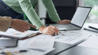 Alternatif enerji ortamı işadamları gelecekteki güç hakkında belge ve beyin fırtınası kontrol ediyorlar.