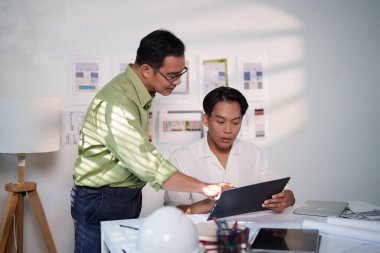 Mühendisler arasında inşaat gereksinimleri ve büyük bir proje için malzeme optimizasyonu hakkında ayrıntılı bir tartışma.