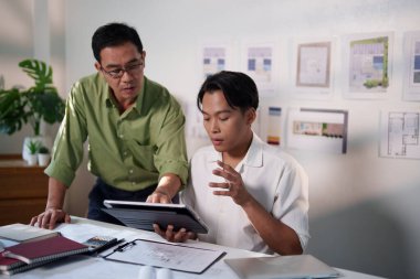 Mühendisler arasında inşaat gereksinimleri ve büyük bir proje için malzeme optimizasyonu hakkında ayrıntılı bir tartışma.