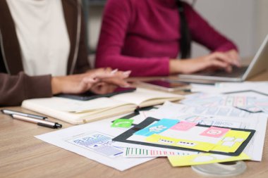 UI UX tasarımı üzerinde çalışan genç Asyalı kadınlar takımı. Beyin fırtınası web sitesi ve uygulama arayüzleri, taslak modellemeleri ve dijital deneyimler için kullanıcı deneyimi çözümleri.