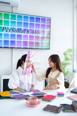 Görüntü, Asyalı kadınların en iyi renkleri bulduğu kişisel renk analizi danışmanlığını gösteriyor. Ten renginiz için sezonluk renk paletleri öğrenin, uzman tavsiyeleri ve renk örnekleriyle alt ton.