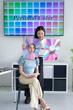 Giysiler ve makyaj için mükemmel renkler bulmak için Asyalı kadınlarla kişisel renk analiz seansı. Uzman renk danışmanı, doğal güzelliği ve güveni arttırmaya yardımcı olur..