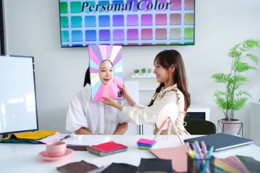 Asyalı kadınlarla profesyonel renk analizi. Görünüşünü geliştirmek için ideal renk paletini keşfet. En iyi makyajı bul, ten rengini tamamlayan giysileri..